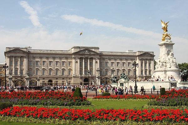 15. Kraliçe Elizabeth, taç giyme töreni TV’den verilen ilk kraliyet üyesiyken, Buckingham Sarayı’nda ikamet eden ilk kraliyet üyesi Victoria’dır.