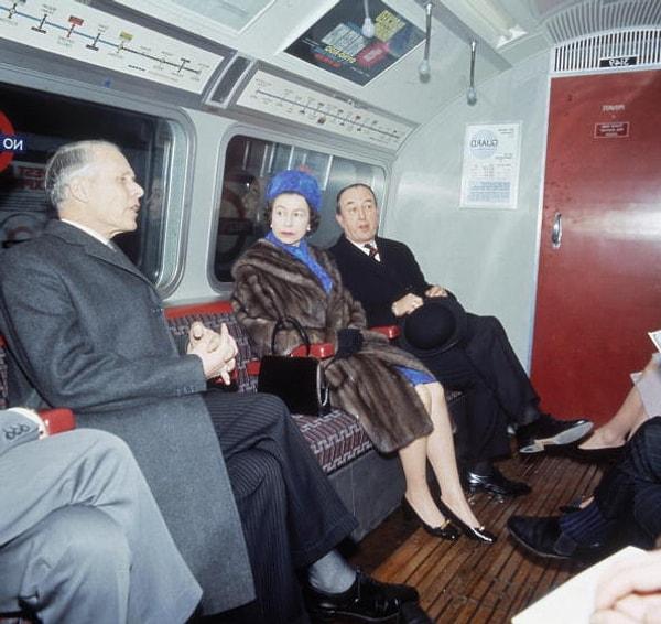 16. Londra metrosunda yolculuk eden ilk kraliyet üyesi Elizabeth iken, bir pulun üzerine resmi basılan ilk kraliyet mensubu Victoria’dır.