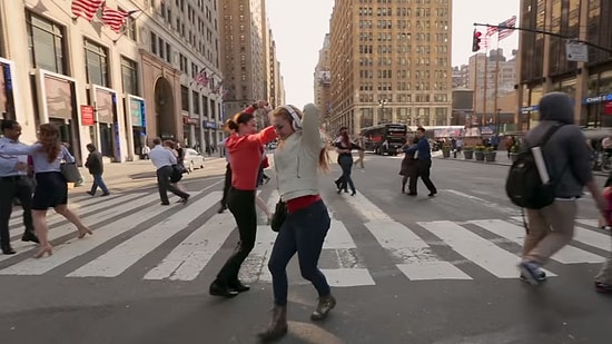 New York'un Kalabalık Yaya Geçitleri Bir Anda Dans Pistine Dönüşürse