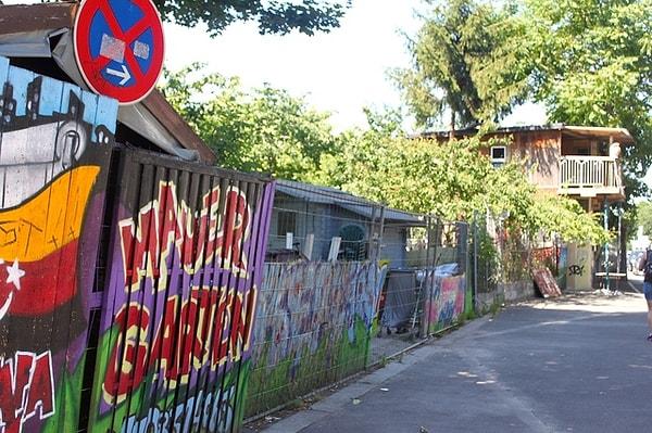 1983’te Berlin Duvarı'nın hemen dibindeki çöplerle dolu araziyi temizlemiş, etrafına çit çekerek burada kendi krallığını ilan etmiş.
