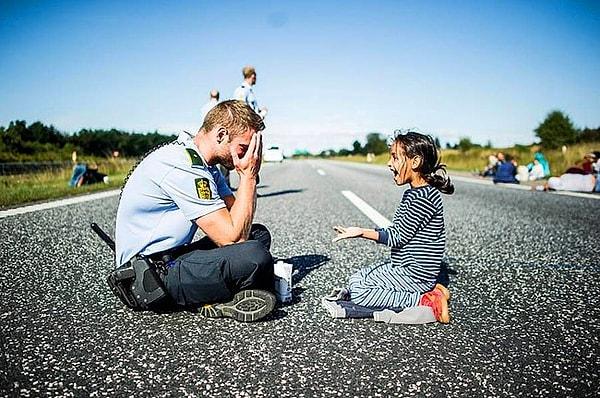 Bu muhteşem fotoğraf, Danimarka sınırında çekildi. Dünyada pek çok ülkenin sırt döndüğü, pek çok insanın zulüm uyguladığı mülteci bir çocuk ve Danimarkalı bir polis.