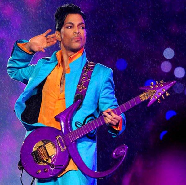 15 büyüğün ardından bunları da eklemeden geçmeyelim: Pop müzik dünyasında akla gelen ilk gitar Prince'in gitarı mesela.