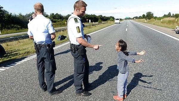 Zulümden, savaştan kaçarken insanlık kırıntıları arıyorlar. Bu tatlı kız ise aradığını Danimarka sınırında bulmuş gözüküyor...