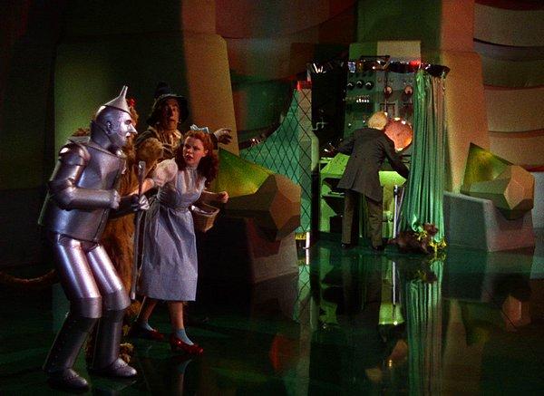 The Wizard of Oz (1939), ‘Sahte’ büyücünün perdenin arkasından ortaya çıkışı…