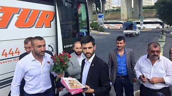 Alperen Ocakları Doğuya Giden Yolculara Gül Dağıttı...