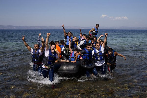 Ölümle dans edilen bu zor ve zorunlu yolculuğun son durağı Yunanistan'ın Midilli adası. Mülteci kedi, bütün yolu sahibinin kucağında bir botun içinde geçirdi.