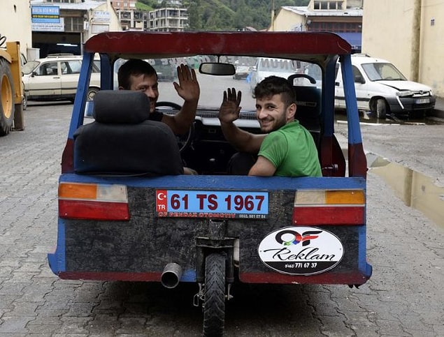 Sanayi sitesi içerisinde aracını kullanan Baş, yaptığı manevralarla da çevredeki esnafın ilgisini çekti.