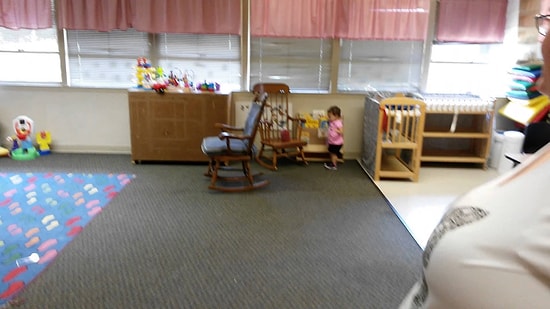 İlk Okul Gününün Sonunda Kapıda Babasını Gören Sevimli Kızın Mutluluğu