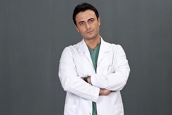 Şimdi de ünlü beyin cerrahı(!) Levent Atahanlı'nın hastalarını üzecek bir haberle devam edelim.