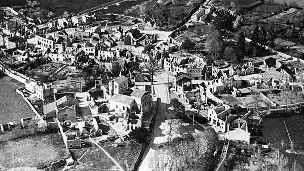 4. Nazi askerleri Oradour kasabasına 10 Temmuz 1944’te gün ortasında geldiler ve orada yaşayan herkesin meydanda toplanmasını istediler.