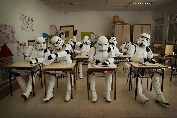 7. Açıktan ikinci üniversiteyi okuyan Stormtrooper'ımız 3 senedir vermeye çalıştığı dersin sınavına girerken.