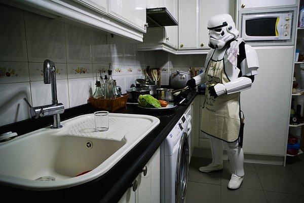 14. Badana, boya işleri karnını acıktırdı. Akşam yemeğini hazırlamak için mutfakta Stormtrooper.