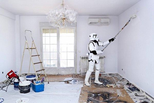 13. Sıkıntıdan evinin bir odasını yeniden dekore etmeye karar veren Stormtrooper, duvarları boyuyor. Bu arada sıra iş yapmaya gelince, arkadaşları bir bahane bulup gitmişler. 😀