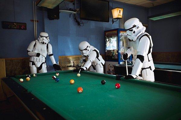 10. Stormtrooper'ımız yalnızlığını yenmiş gibi görünüyor. Arkadaşlarıyla bilardo oynamak için bir barda zaman geçirirlerken. 😀