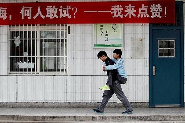 Xie Xu, arkadaşı Zhang Chi'yi her gün okula taşıyor.