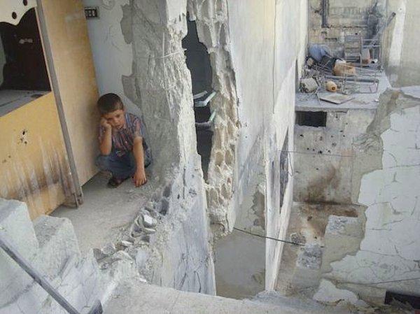 18. Suriye'de yıkılan evi gibi çökmüş bu masum çocuk için