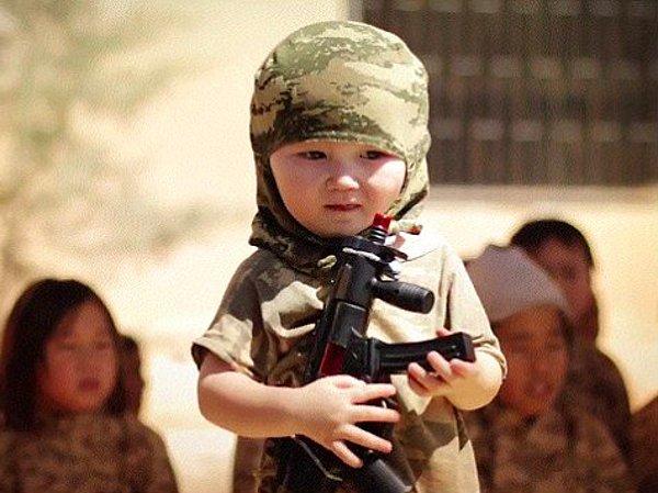 19. IŞİD'in eğitim kamplarına alınan bu küçük Kazak çocukları için