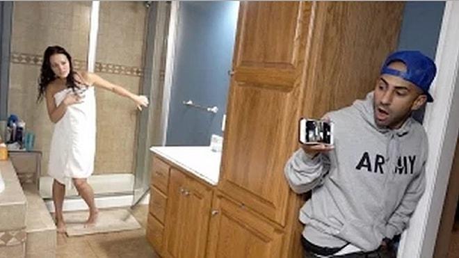 Yakın Arkadaşın Sevgilisinin Duşta Fotoğrafını Çekerken Yakalanmak | Şaka İçerir