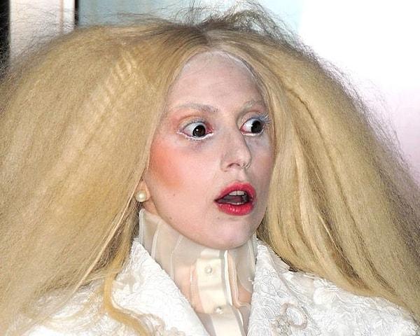 16. Saatler süren makyajın ardından, kendini aynada ilk kez gören Lady Gaga objektiflere böyle yakalanmış.