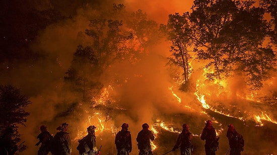 Kendisini Kıyamet Gününün İçinde Bulan Adamın Aracıyla Alevler İçinde Kalan Vadiden Kaçışı