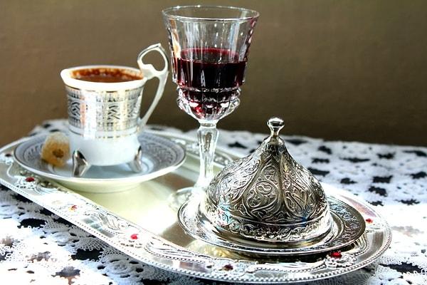 13. Misafire Türk kahvesi ikram edilirken, yanında likör ve badem şekeri unutulmazdı.