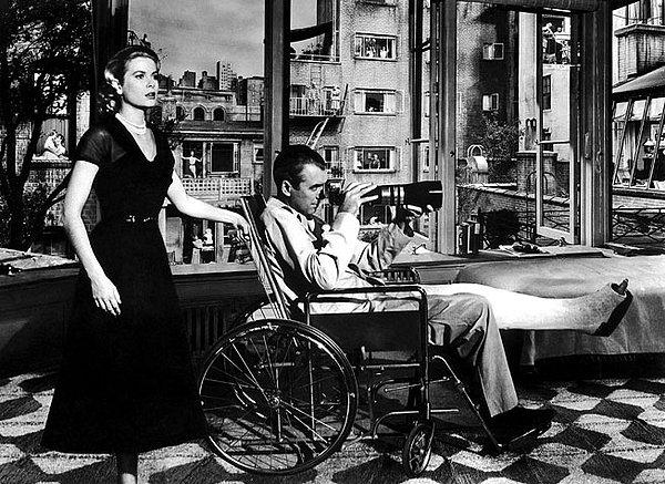 1. İlk kare Grace Kelly ve James Stewart'ın başrolde oldukları 1954 yapımı Arka Pencere(Rear Window) filminden.