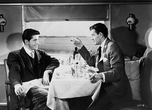 18. 1951 yapımı Trendeki Yabancı(Strangers on a Train) filminde Farley Granger ve Robert Walker'ı görüyoruz.