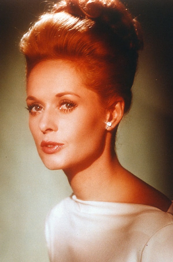 22. 1964 yapımı Hırsız Kız(Marnie) filminden Tippi Hedren'ı görüyoruz.