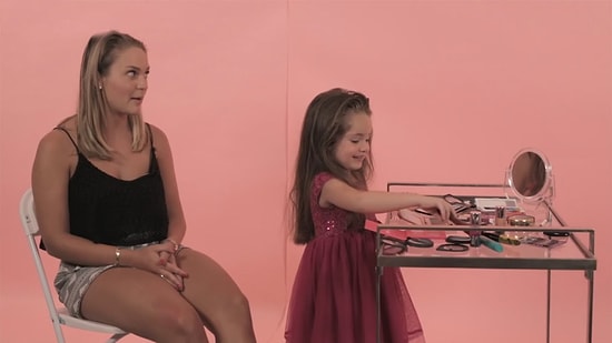 Dünya Tatlısı Şirin Kızların Kadınlara İlk Buluşmaları İçin Yardımları