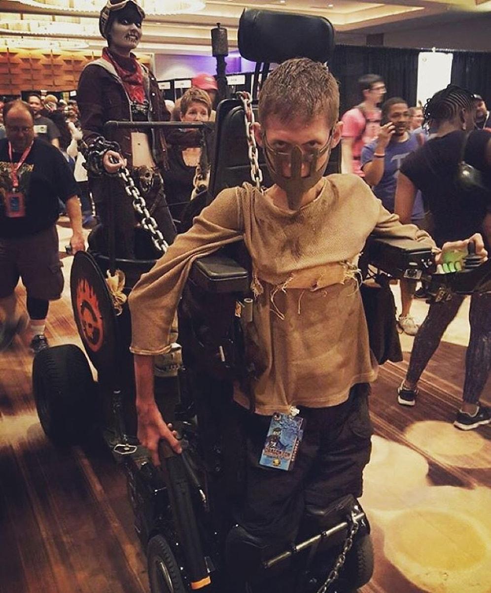 Engelli Öğrenci Tekerlekli Sandalyesini Müthiş Bir 'Mad Max' Cosplayine Dönüştürüyor!