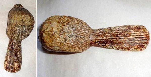 5. Gamalı haçın bulunduğu en yaşlı eser olabilir. Mamut dişinden yapılmış ve 15.000 yıllık olduğu düşünülüyor.