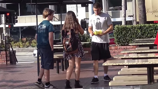 Fastfood Tehlikesinin Farkında Olan İnsanların Yinede Yemekten Vazgeçmemeleri