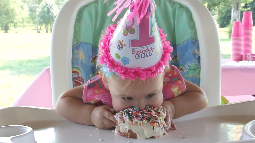Yüzündeki Tatlılığa Bakın! 1. Yaşını Kutlayan Tatlı Bebişin Pasta Yerken ki Sevimliliği