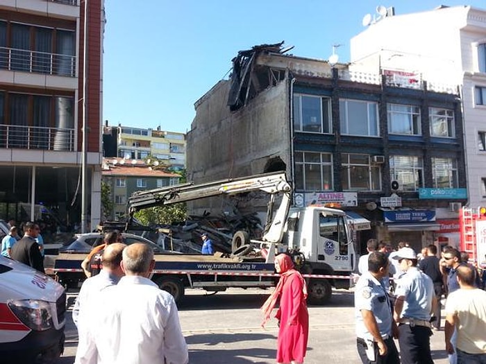 Üsküdar'da 5 Katlı Bir Bina Çöktü: 1 Ölü 3 Yaralı