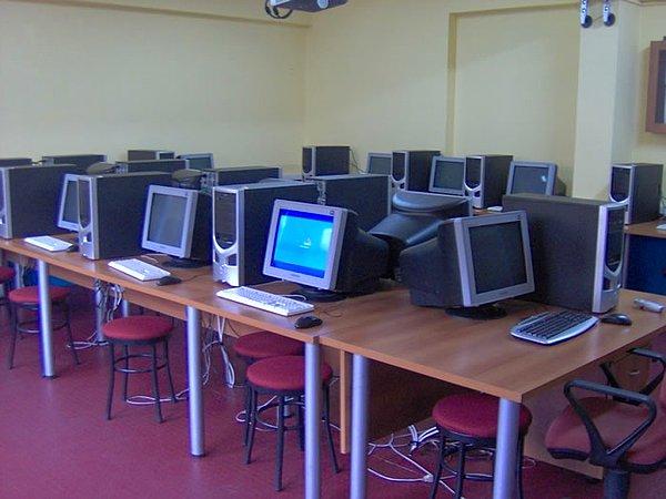 4. İnternet kullanmak istediğinde okulun bilgisayar odasına gider, belki de saatlerce sıra beklerdin.