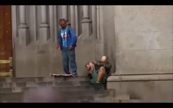 Lima boğuşma sırasında vuruluyor ve katedralin merdivenleri önünde hayatını kaybediyor. Silva ise polis tarafından öldürülüyor.
