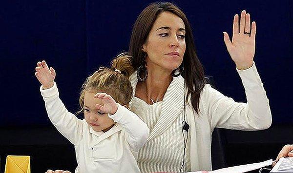 Vittoria da güçlü annesinin izinden giderek, oylamalarda onunla birlikte el kaldırdı :)