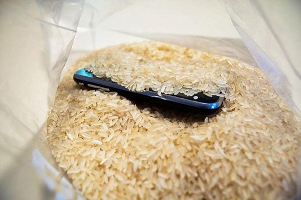 1. Eğer telefonunuzu ya da başka bir elektronik aletinizi suya düşürdüyseniz içi pirinç dolu bir poşette bekletin. Pirinç elektronik aletin içindeki suyu emecektir.
