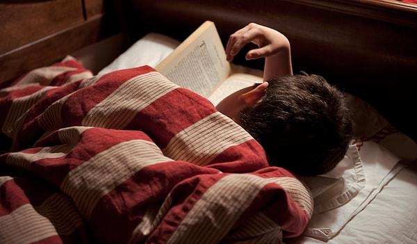 1. Muhtemelen sabah uyandığında ilk olarak başucunda duran kitaba uzanıyorsun.