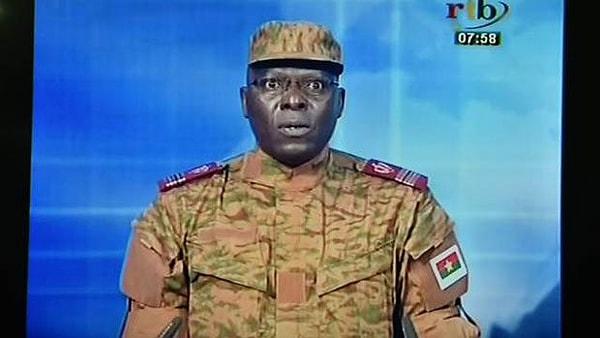4. AFP'nin haberine göre; Yarbay Mamadou Bamba, ulusal televizyon kanalında yaptığı açıklamada, "Yeni 'Milli Demokrasi Konseyi'nin geçiş rejimine son verdiğini ve geçici cumhurbaşkanının tüm yetkilerinin alındığını" duyurdu.