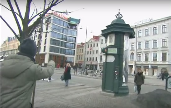 Trambolin Yardımı İle Çatıdan Çatıya Atlayan Kafası Güzel Adam