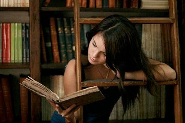 16. Bazen kitap okurken aldığın şeklin farkına bile varamayabiliyorsun. Kendini unutup o okuduğun kitap oluyorsun...