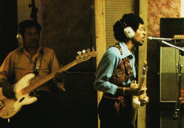 11. İlerleyen zamanlarda Hendrix, pek çok grubun stüdyo kayıtlarında ritim, solo gitaristlik ve vokallik yapar. Bu süreçte çok fazla para kazanamaz fakat bolca tecrübe edinir.