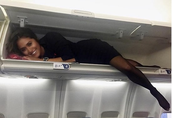 İşte Bunlar Hep Basınçtan: Kendini El Bagajı Sanıp Baş Üstü Dolabına Yerleştiren 17 Hostes