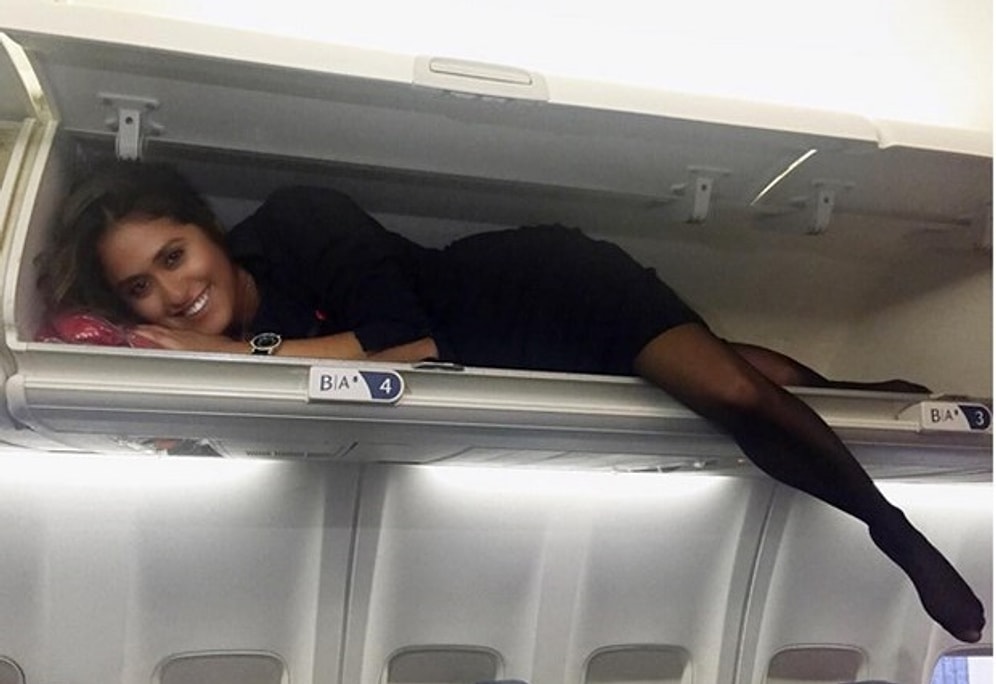 İşte Bunlar Hep Basınçtan: Kendini El Bagajı Sanıp Baş Üstü Dolabına Yerleştiren 17 Hostes