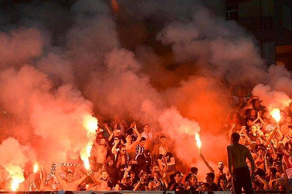 Arnavutluk'ta Beşiktaş tribünleri yanıyor