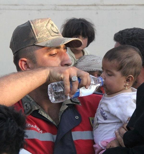 7. Yine kendi çocuğuymuş gibi Suriyeli bir çocuğa su içiren askerimizin bu iyiliğini dünyaya ispatlamak gibi bir çabası yok.