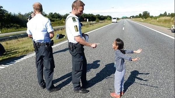 1. Danimarkalı polis -ülkesinin bir tane bile sığınmacı kabul etmemesine rağmen- bu küçük Suriyeli kızla oyun oynayarak dünyaya insanlık dersi vermişti. Bu alkışlanası davranışı sonucu da birbiri ardına evlenme teklifleri almıştı.