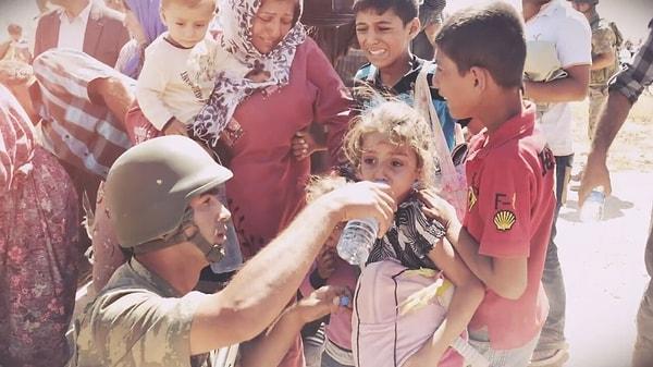 19. Suriyeli ailenin yüzlerindeki ifade hangi şartları atlatarak sınıra ulaştıklarının resmi. Neyse ki Türk askeri hemen yardıma koşuyor.