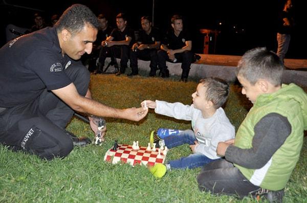 4. Ya da Edirne'de bir polis memurunun 3,5 yaşındaki Suriyeli çocuk ile satranç oynamasını niye hiç alkışlayamadık?